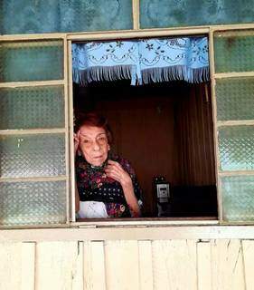Delinha posa na janela da velha casinha. &#34;Moro aqui desde meus 8 anos de idade&#34; (Foto: Arquivo Pessoal)