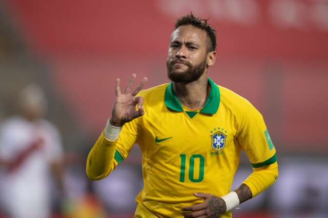 Neymar faz 3, supera Ronaldo e Brasil derrota Peru de virada nas Eliminat&oacute;rias