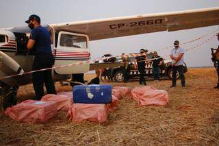 Fardos de cocaína apreendidos em avião boliviano, na semana passada (Foto: Divulgação)