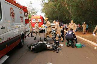 Moto da vítima ficou com a frente destruído após acidente (Foto: Kísie Ainoã)