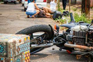 Motorista n&atilde;o respeita sinaliza&ccedil;&atilde;o e atinge motociclista em cruzamento