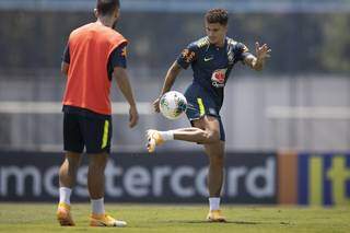 Coutinho mostra habilidade com a bola no treino antes da viagem para Lima (Foto: CBF)