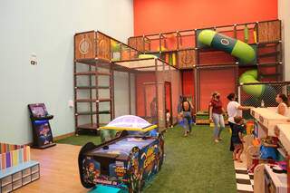 Playground colorido e divertido garante a tranquilidade de pais e crianças. (Foto: Paulo Francis)