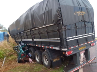 Crian&ccedil;a saiu ilesa de acidente em que carreta esmagou carro e matou 2