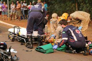 Motociclista sendo socorrido após colisao com carro; vítima precisou ser reanimada (Foto: Kísie Ainoã)