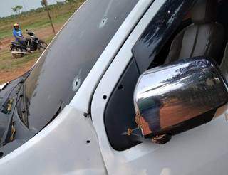 Morador observa carro crivado de balas em atentado com um morto, hoje em Coronel Sapucaia (Foto: Direto das Ruas)