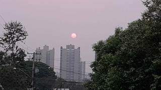 Foto tirada por leitor mostra sol com cor avermelhada se despedindo nesta terça-feira (Foto: Direto das Ruas)