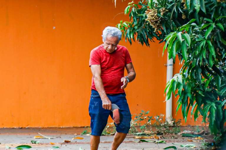 Antonio teve o olho picado enquanto ajudava na limpeza. (Foto: Henrique Kawaminami)