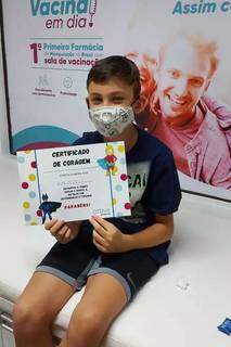 Criança vacinada pela Attive Pharma ganha certificado de coragem. (Foto: Dibvulgação)