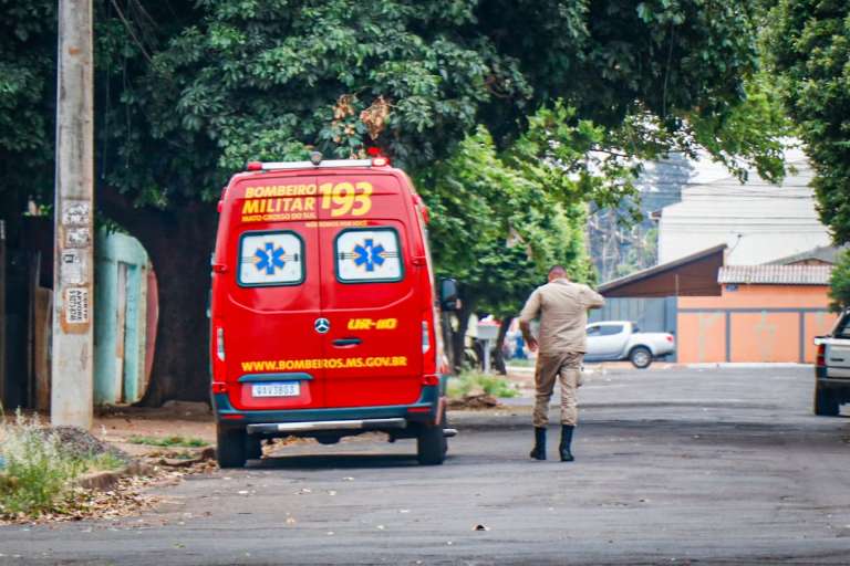 Bombeiros também foram atacados. (Foto: Henrique Kawaminami)