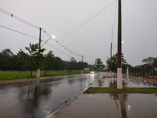 Chuva desta terça-feira em Dourados interrompe 21 dias de estiagem (Foto: Helio de Freitas)