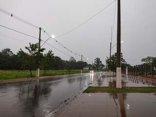 Chuva desta terça-feira em Dourados interrompe 21 dias de estiagem (Foto: Helio de Freitas)