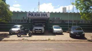 Marido mata rapaz a facada ao v&ecirc;-lo dentro de carro com a esposa
