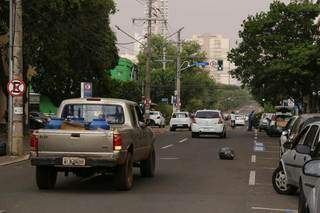 Saco de lixo levado pelo vento ficou no meio da pista da Rua Barão do Rio Branco, no Centro. (Foto: Kísie Ainoã)