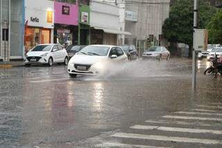 Chuva no centro de Campo Grande, que registrou pacadas fortes e isoladas, com ventos de mais de 80km/h (Foto: Kísie Ainoã)