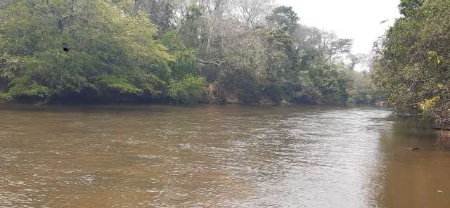 Com baixo n&iacute;vel, banhistas conseguem ficar em p&eacute; no Rio Aquidauana 