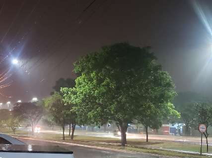 Acompanhada de raios e trovoadas, chuva volta a cair em quase toda a Capital 