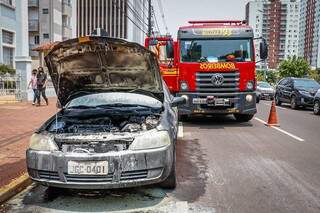 Pane el&eacute;trica provoca inc&ecirc;ndio em carro do Ex&eacute;rcito na Afonso Pena