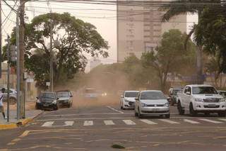 Poeira prejudicou visibilidade de motoristas na região central. (Foto: Kisiê Ainoã)