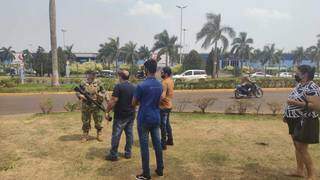 Soldado paraguaio conversa com brasileiros em acesso a pé ao Shopping China (Foto: Ademir Almeida)