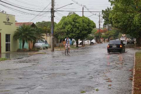 Chuva vira o tempo e temperatura cai 11°C em Campo Grande