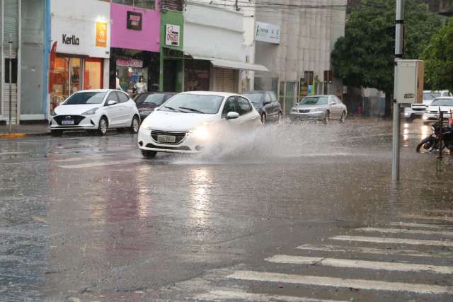 No interior, chuva chega com ventos de at&eacute; 60km/h e queda de granizo