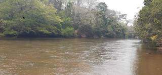 Trecho do Rio Aquidauana já apresenta níveis abaixo do considerado normalidade (Foto: Direto das Ruas)