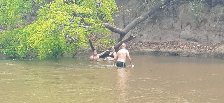 Na imagem é possível perceber banhista caminhando pelo rio com a água abaixo da cintura