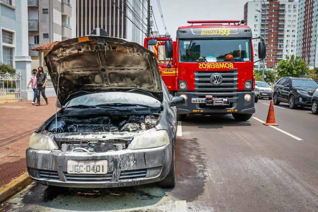 Pane el&eacute;trica provoca inc&ecirc;ndio em carro do Ex&eacute;rcito na Afonso Pena