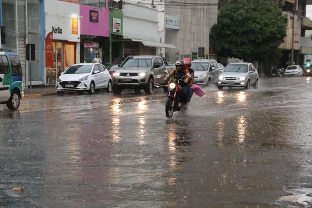 Campo Grande registra 10,4 mil&iacute;metros de chuva e temperatura vai a 20&deg;C
