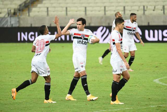 Com 2 a mais, S&atilde;o Paulo arranca empate no fim na Copa do Brasil