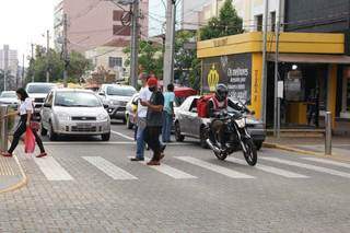 Trânsito na rua Barão do Rio Branco, esquina com 14 de Julho. (Foto: Kísie Ainoã).