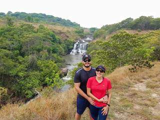 A jornalista Ana Lívia Tavares e o noivo Jhonattan Araujo durante visita no fim de semana a uma das cachoeiras. (Foto: Fabiano Ramos)