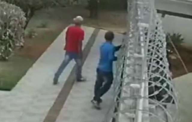 Dupla &eacute; presa ap&oacute;s invadir casa e trancar moradores no banheiro