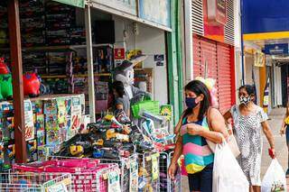 Mulheres observam produtos em loja no Centro da Capital (Foto: Henrique Kawaminami)