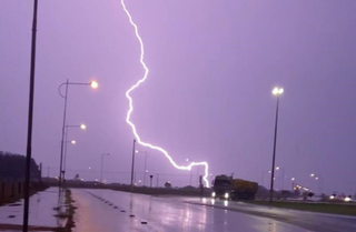 Durante temporal, motorista &eacute; atingido por raio pr&oacute;ximo de portaria de usina 