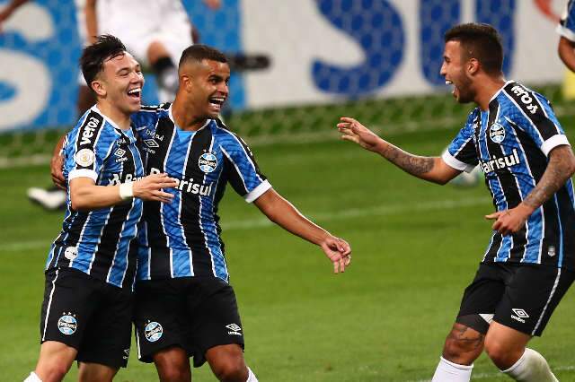 Gr&ecirc;mio volta a jogar bem e vence o Botafogo com um jogador a menos