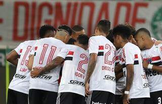 Time do São Paulo reunido antes de vencer o Palmeiras na rodada passada (Foto: Divulgação)