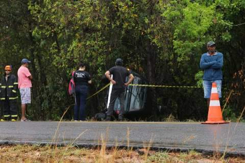 Major perde controle de ve&iacute;culo e morre em capotagem durante a chuva