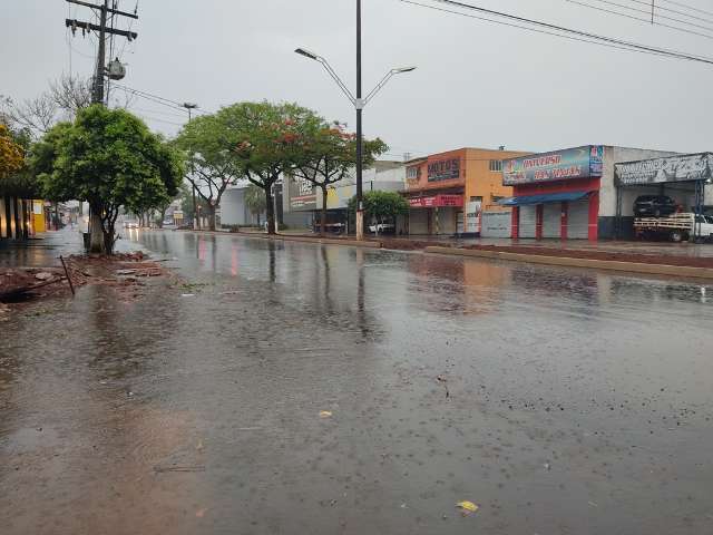 Manh&atilde; &eacute; de chuva forte em Dourados e temperatura abaixo de 20 graus