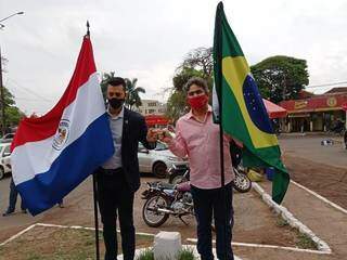Com bandeiras, comerciantes e políticos comemoram reabertura da fronteira Com bandeiras, comerciantes e políticos comemoram reabertura da fronteira
