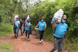 Equipe carrega cestas básicas para entrega em Campo Grande. (Foto: Divulgação)