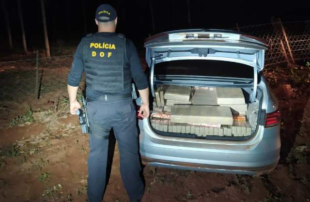 Traficante abandona carro com 1 tonelada de maconha e desaparece em matagal 