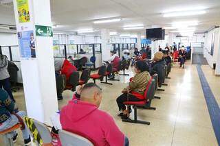 Trabalhadores aguardando atendimento na sede da Funsat em Campo Grande (Foto: arquivo / Campo Grande News)