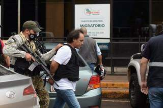Algemado e usando colete, “Pingo” é conduzido por policial paraguaio na Ponte da Amizade (Foto: Última Hora)