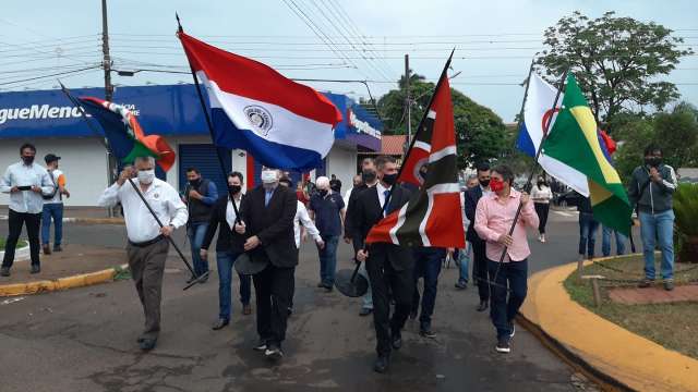 Com bandeiras, comerciantes e pol&iacute;ticos comemoram reabertura da fronteira
