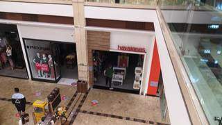 Chuva de 50mm fechou lojas do shopping e fez surgir at&eacute; &quot;cachoeira&quot; no Cinemark