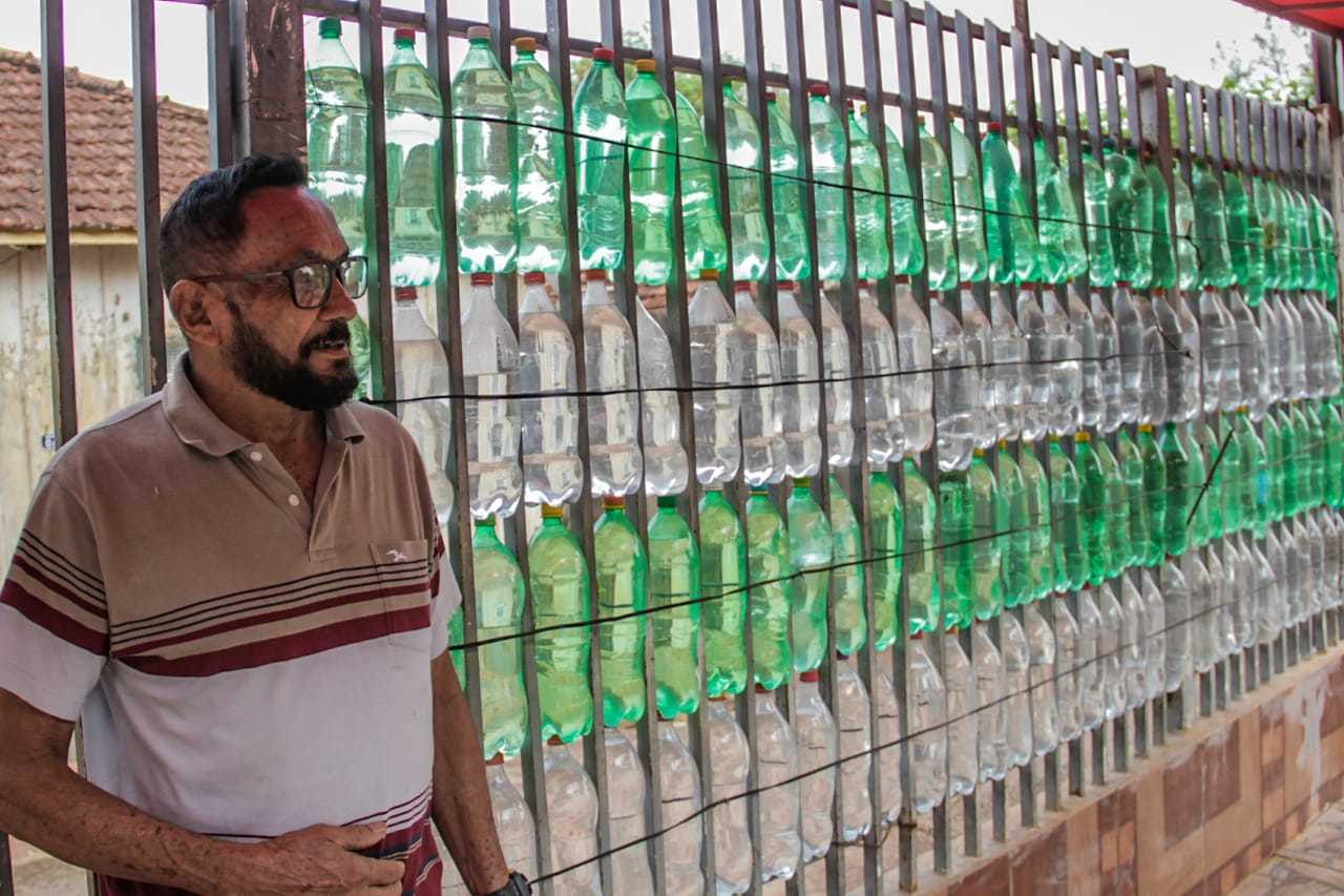 Antônio fez casa da década de 90 “brilhar” com portão de garrafas pet -  Arquitetura - Campo Grande News