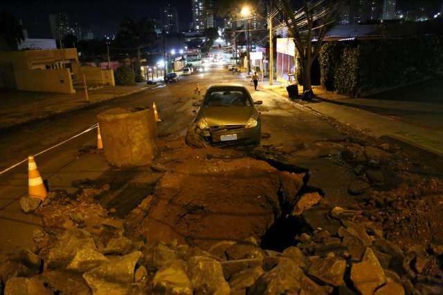 Condutora bate em manilha e quase vai parar no fundo de buraco na Jos&eacute; Ant&ocirc;nio 
