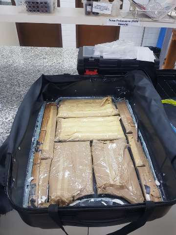 Passageira de &ocirc;nibus &eacute; presa com coca&iacute;na avaliada em R$ 75 mil na mala 